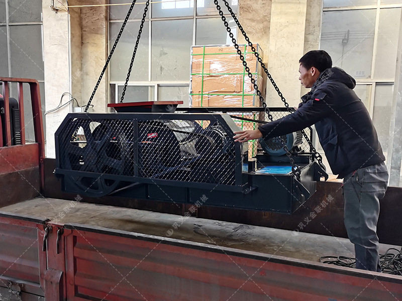 小型對輥破碎機和雙齒輥破碎機發(fā)往河南登封破碎保溫陶瓷