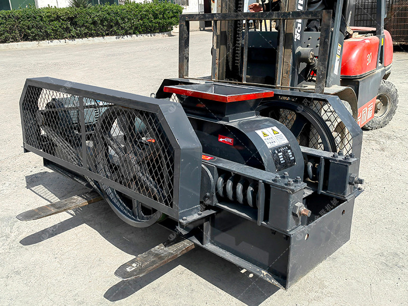 2PG400*250小型對(duì)輥破碎機(jī)發(fā)貨現(xiàn)場(chǎng)_發(fā)往浙江_破碎礦石