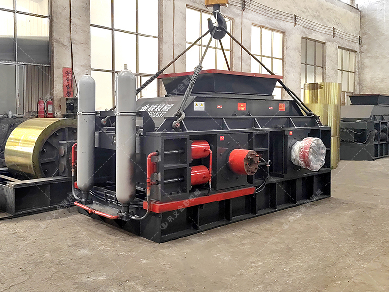 硅礦石對輥制砂機(jī)：180噸/時(shí)高效能，如何選擇實(shí)力廠家是關(guān)鍵