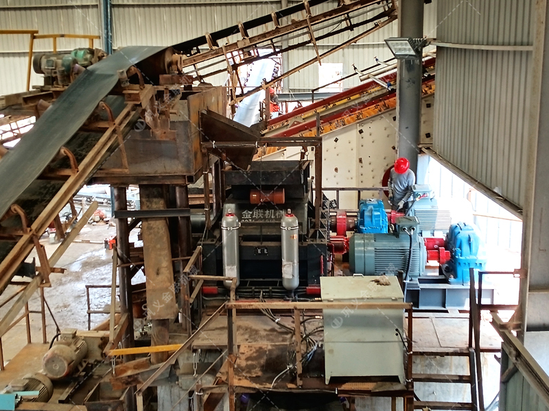 硅礦石對輥制砂機(jī)：180噸/時(shí)高效能，如何選擇實(shí)力廠家是關(guān)鍵