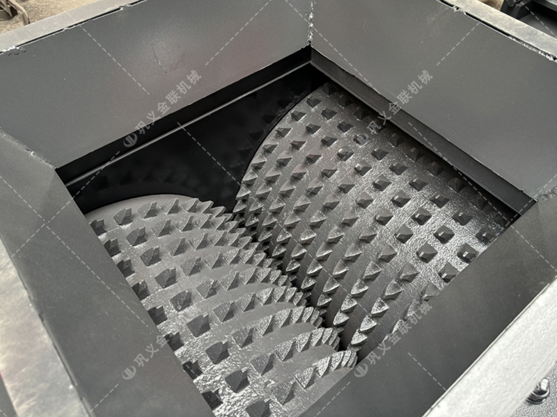 大塊煤矸石直接喂料會損壞設(shè)備？狼牙齒輥為何敢承諾'來者不拒'？