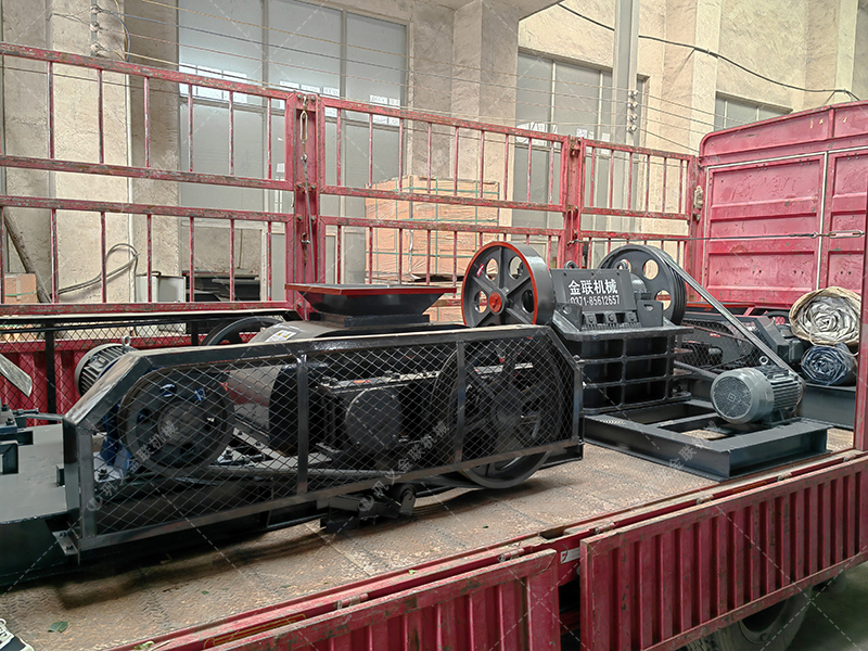 大塊煤矸石直接喂料會損壞設(shè)備？狼牙齒輥為何敢承諾'來者不拒'？